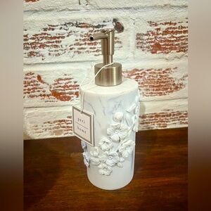 PERI HOME Soap Dispenser Faux White Marble Flower Art Design